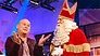 Paul en Sinterklaas verrassen mensen thuis